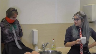 Menpekotasuna / lotuta eta amorratuta / larrialdian dagoen andrea